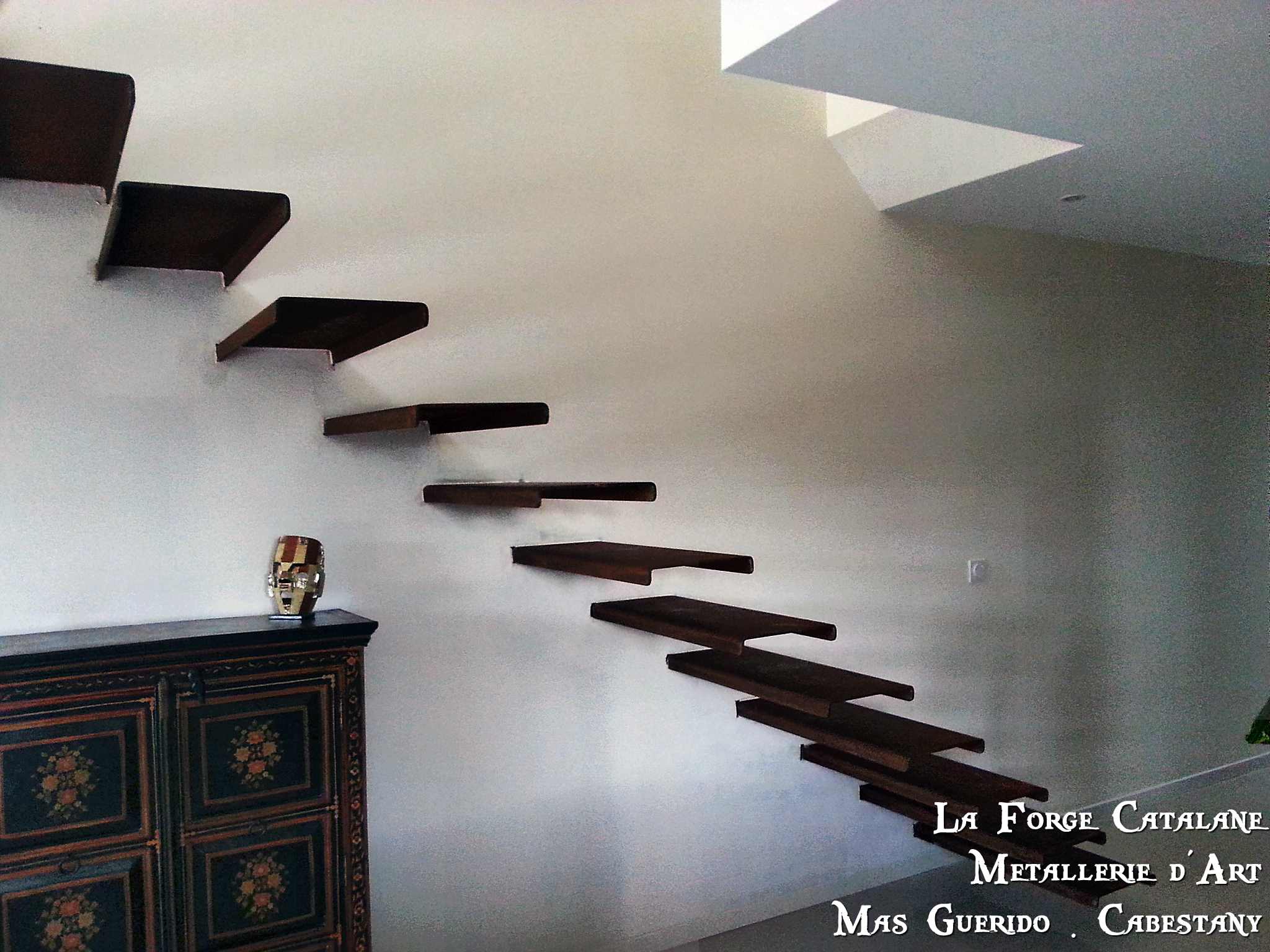 Escalier marches suspendues sans limons apparents 13 forge catalane.jpg